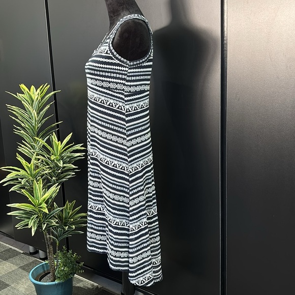 Karen Kane Hi Lo sleeveless, scoopneck,stretchy patterned,sheer,lined - Picture 4 of 15